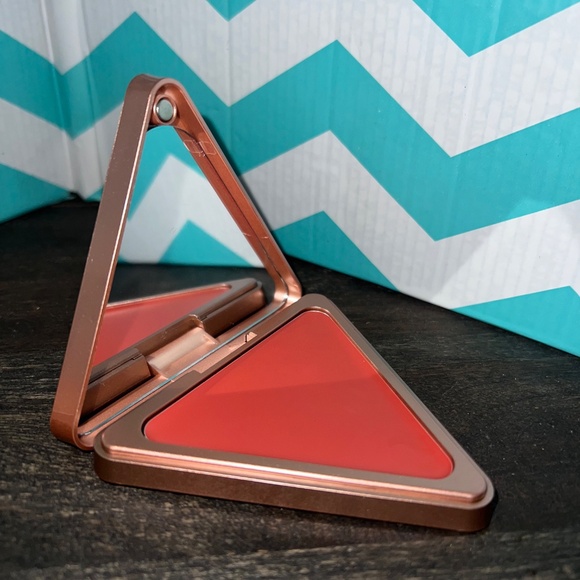 LYS Higher Standard Satin Matte Cream Blush NEW - Picture 3 of 3